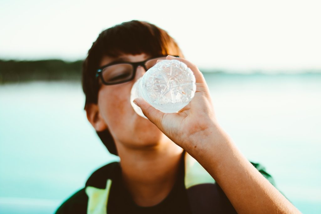 Mantener la hidratación es clave para que nuestro organismo elimine las toxinas de forma natural.