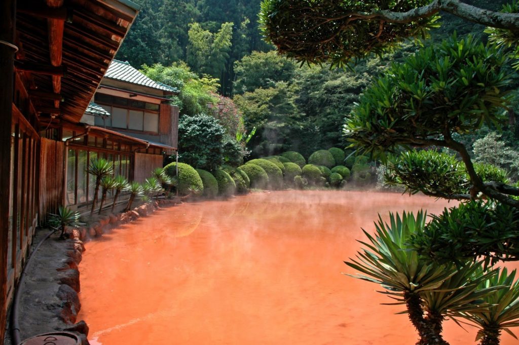 Estanque Caliente Sangriento en Seppu, Japón.