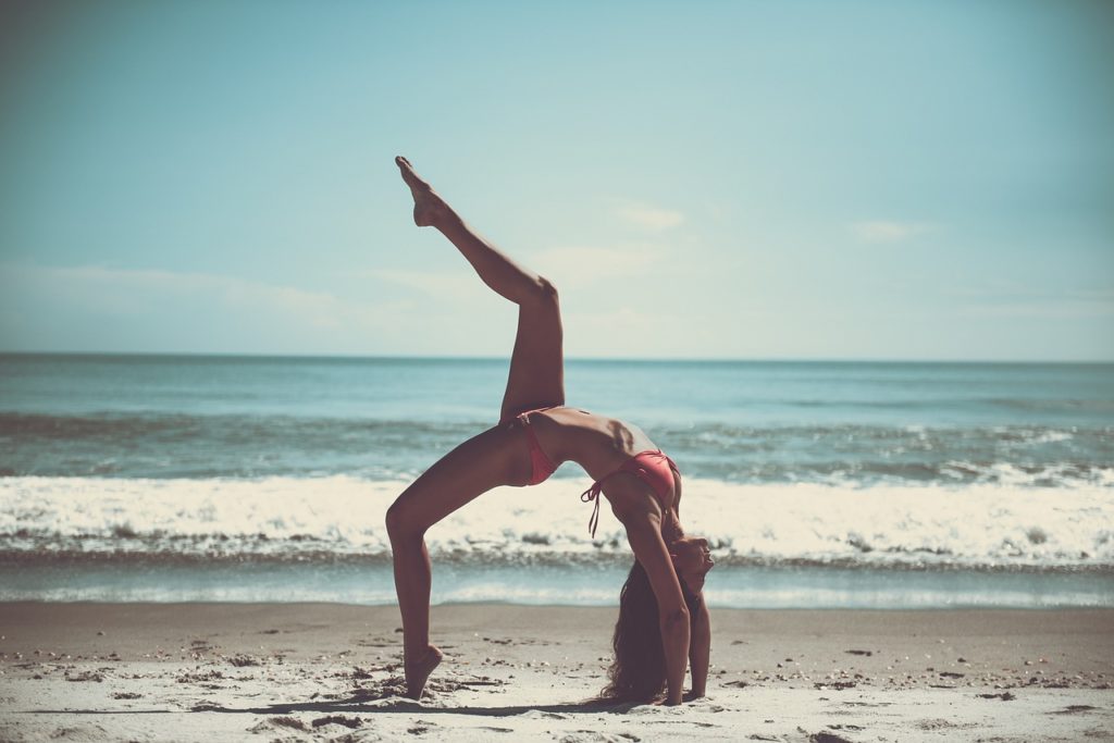 Cualquier lugar es bueno para practicar yoga, pero si es con el sonido del mar de fondo... ¡Incluso mejor!