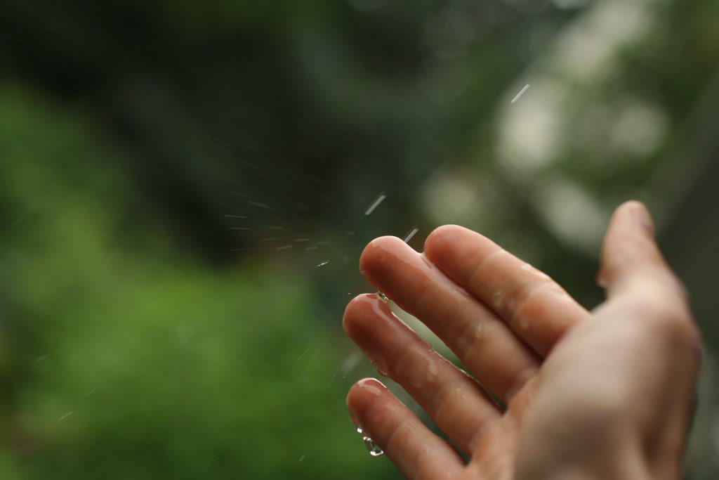 La lluvia permite mejorar la hidratación de nuestra piel